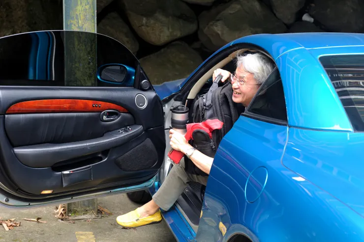 【本班黃金單身漢開著LEXUS跑車姍姍來遲，這時我們已走完四十二份步道返民宿。】