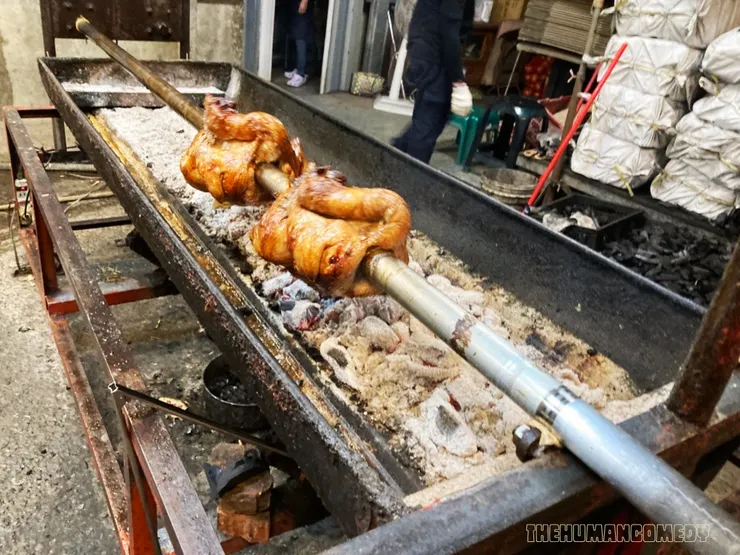 王家碳烤鋼管雞：360度旋轉每一面都烤得剛剛好