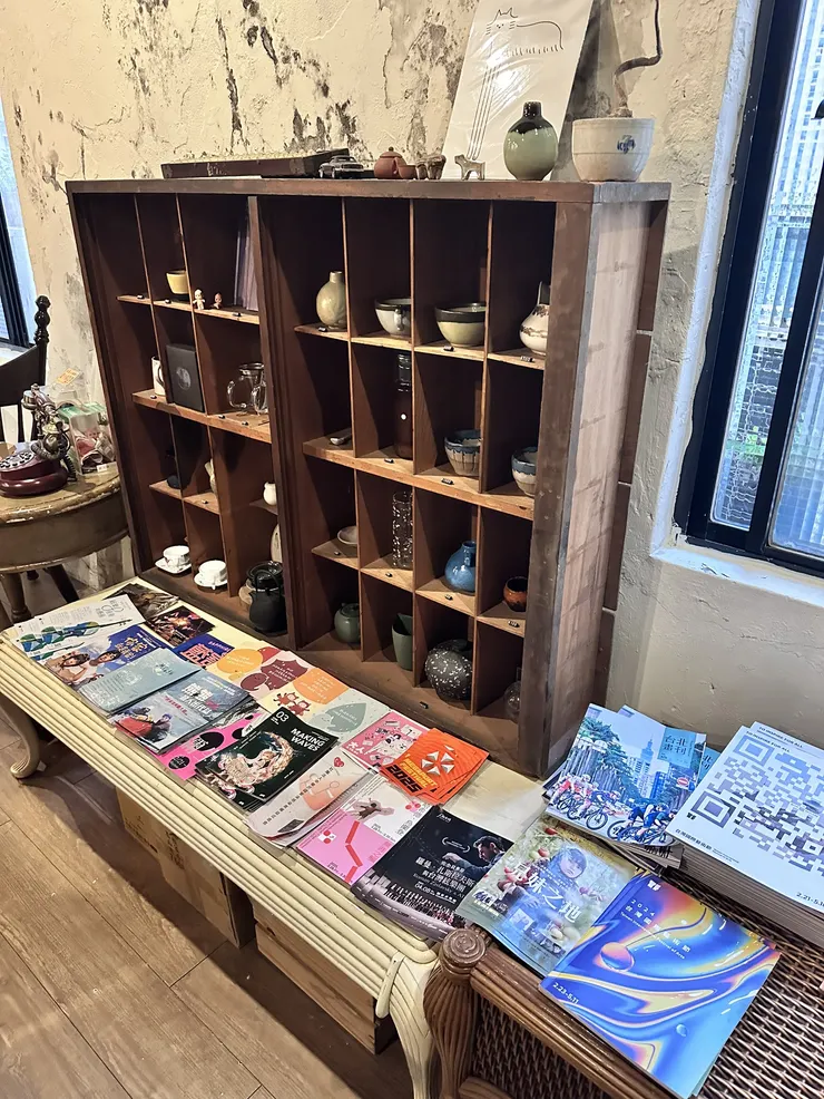 店家有擺放許多文物小刊、茶杯