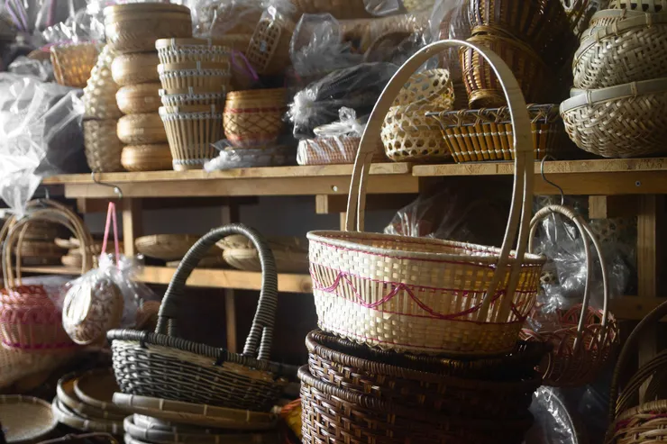 ▲祥瑞藤具店內陳設許多從印尼進口的竹籃，各種樣式大小不一。呂國維攝。