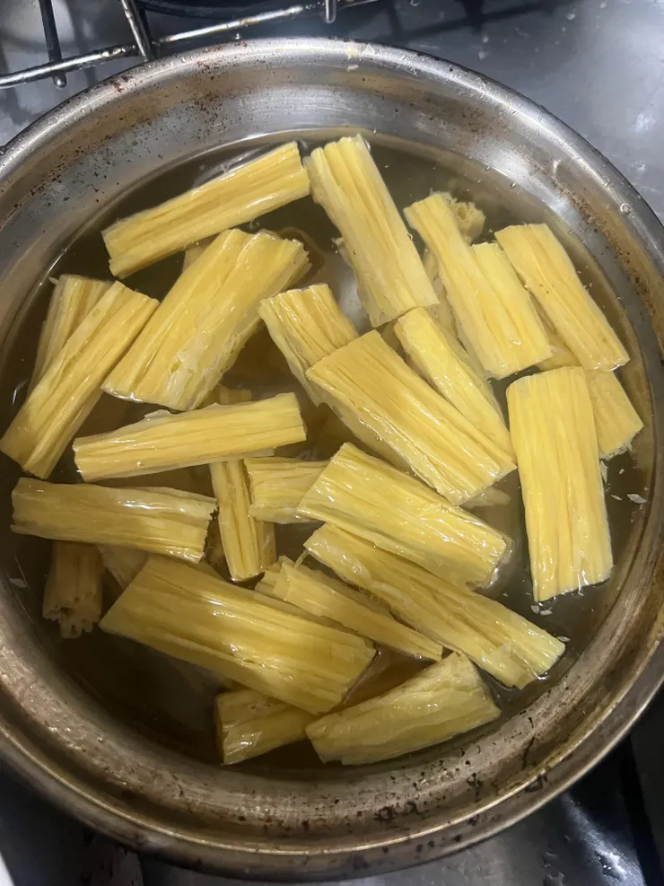 腐竹洗淨後泡軟