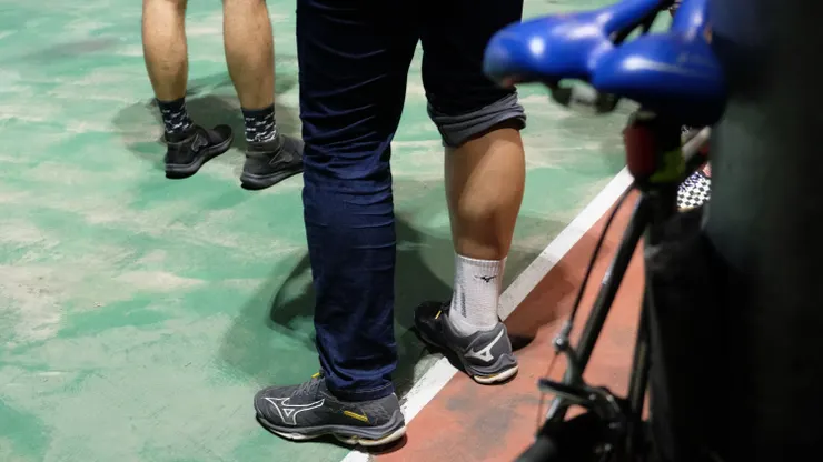 捲收到小腿的長褲,避免沾染鍊條髒污