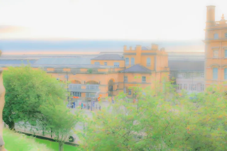 站在城牆上,望著外邊的約克火車站