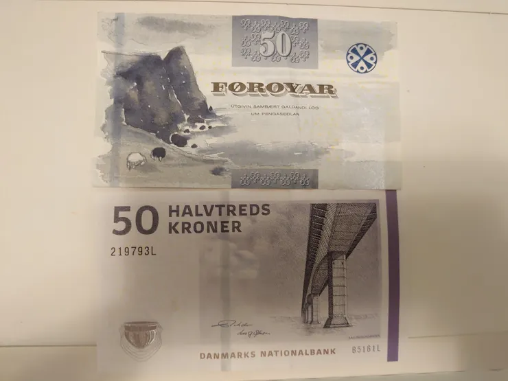 上方是法羅錢幣,下方是丹麥錢幣。法羅錢幣的圖案多是當地代表自然景色