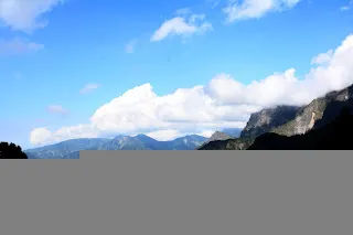 從十字路可以眺望塔山山系和遠方的來吉村落