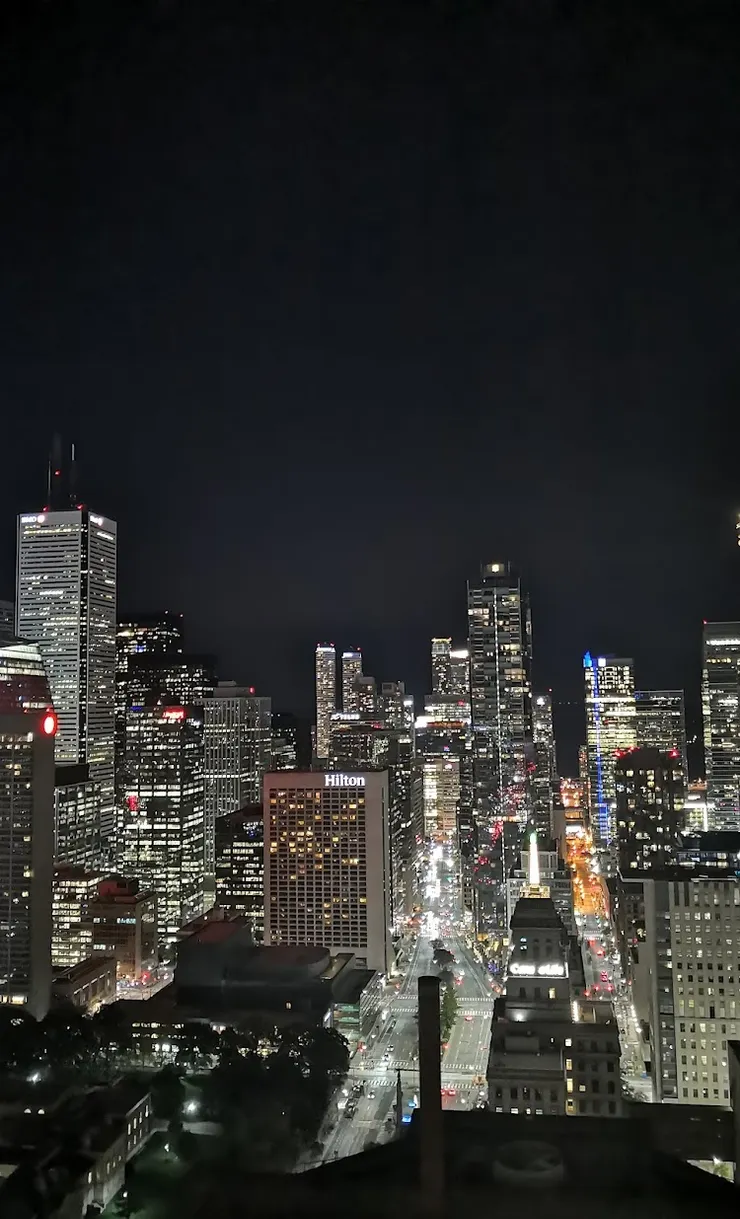 这是我自己用手机在儿子住的condo阳台上拍摄的多伦多夜景