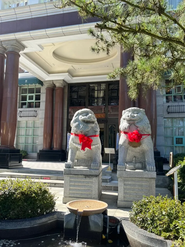 母獅戴著珍珠項鏈，前面則是許願池，池底有很多硬幣呢。