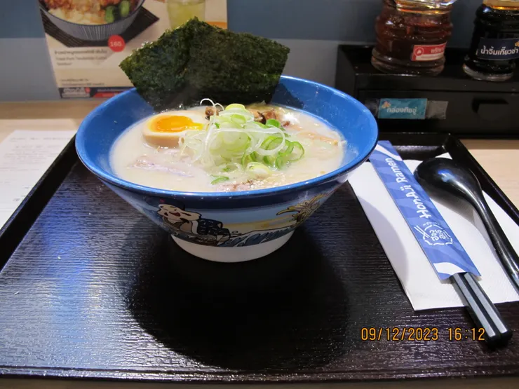 這碗拉麵在Lat Phrao地鐵站內的美食廣場吃。