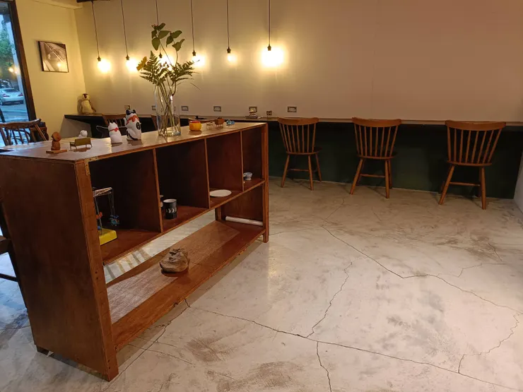 這個櫃子擺了不少公仔