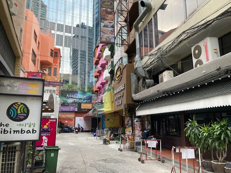 原本以 BTS Phrom Phong 站為主要聚集點的情色按摩開始出現在各地