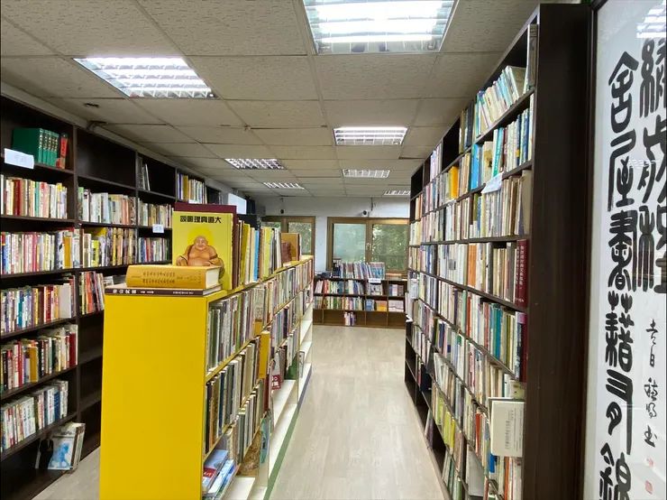 雅舍台大店店內空間不大，書籍尚未完全轉移，也推薦到附近的1店逛逛。（Photo／雅舍二手書店臉書）