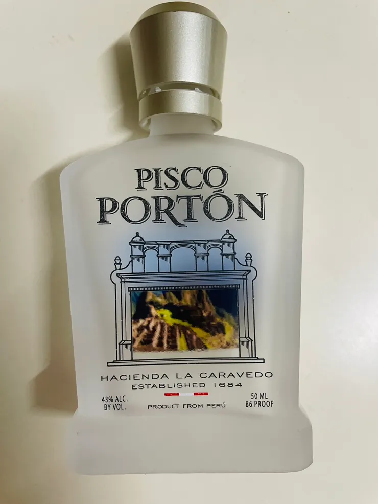 有很多超市會販售這種小瓶裝，內有知名景點的照片，很適合買回來送禮