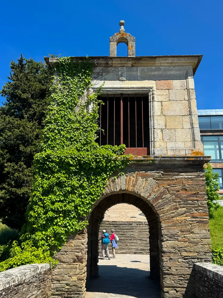 走在古蹟上特別有趣，進了拱門後會是什麼樣的風景呢？