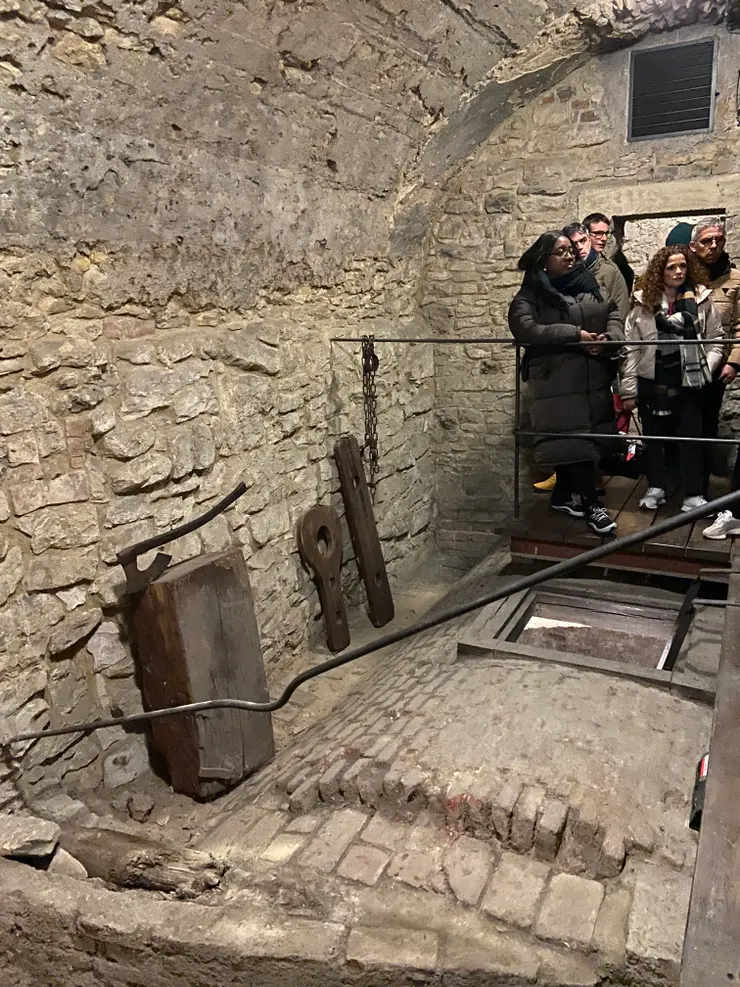 關押囚犯的工具，裡面也有地方有做木棧道，但也有直接踩在以前地面的地方