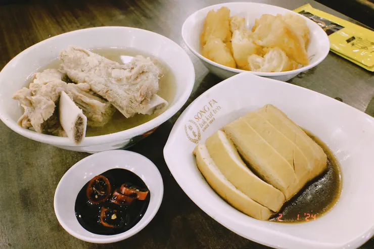 除了招牌肉骨茶,也點了其他小菜來品嚐(圖片來源:本文作者)