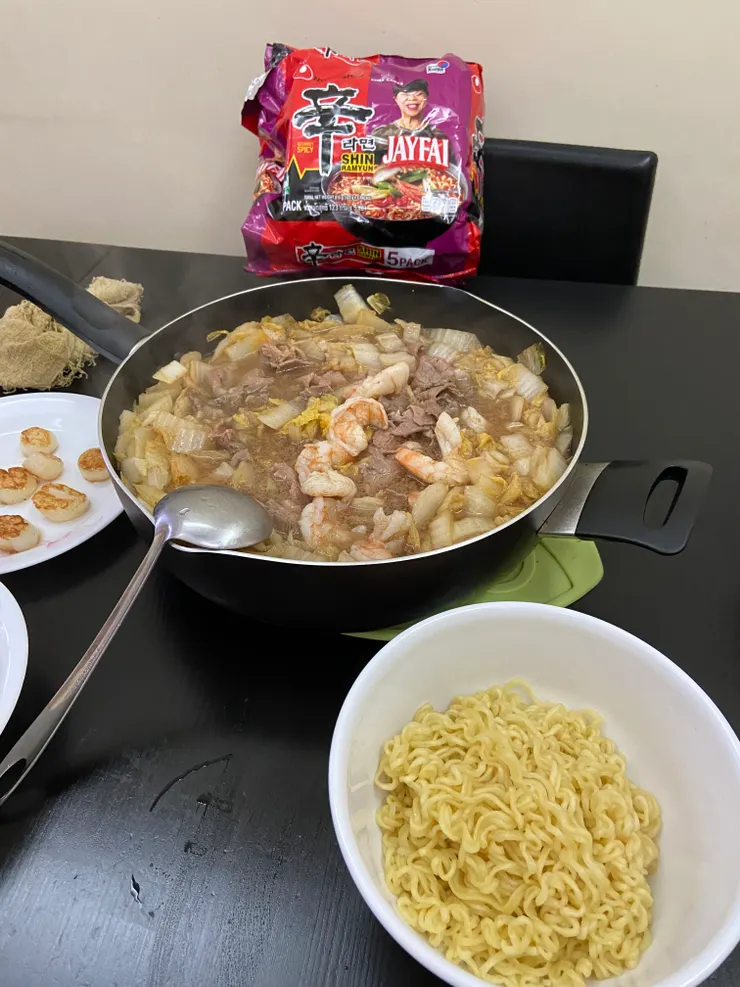 加入黃芽白，牛肉和蝦做湯底