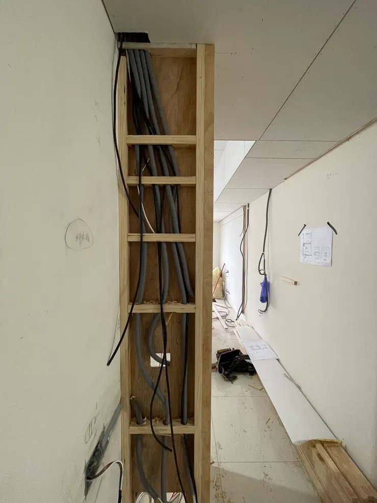 線路藏在背板之後