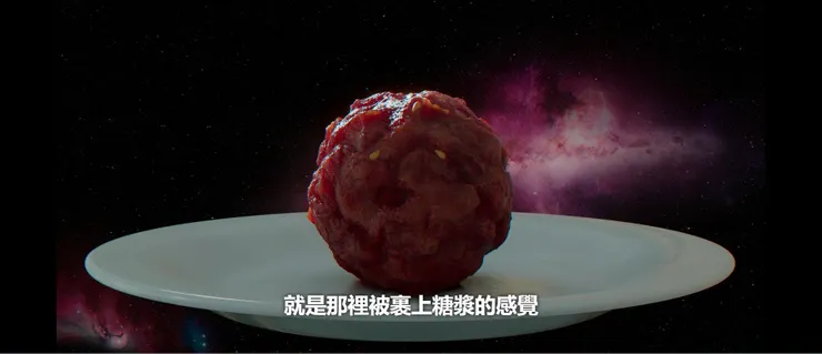 進入機器後變成炸雞塊的敏兒(金裕貞)在開場時的自問自答,圖片來源:Netflix