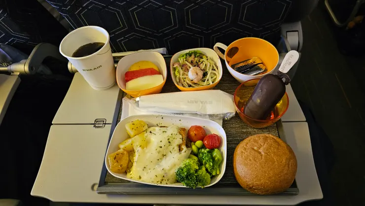 這是魚排和馬鈴薯飛機餐!右邊是已經打開的巧克力雪糕!