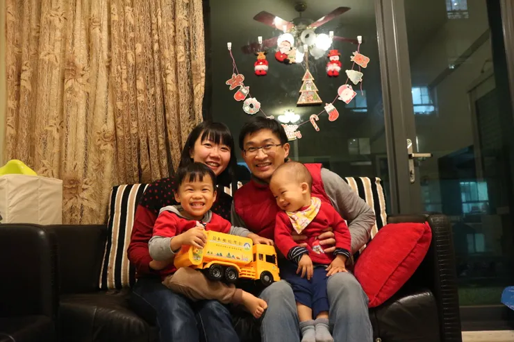 剛回台灣時，歐洲俗的哥哥很喜歡看垃圾車收垃圾，乾脆買一台給他看個夠XD