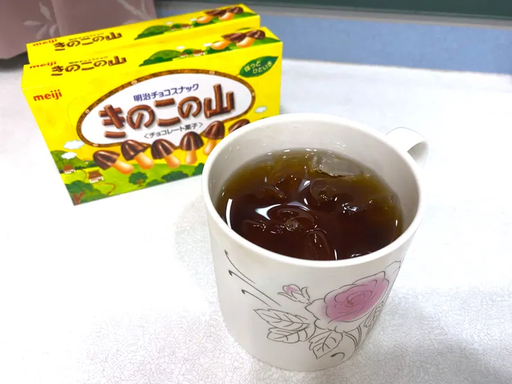 冰涼的麥茶與巧克力香菇