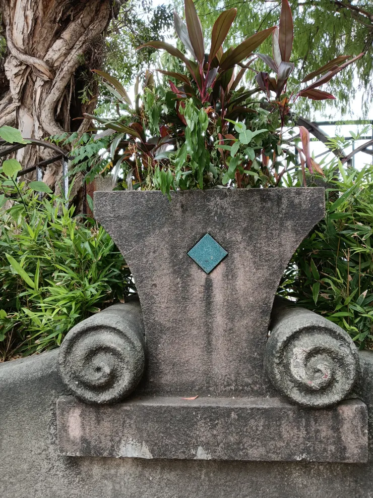 學校圍牆中的特殊設計