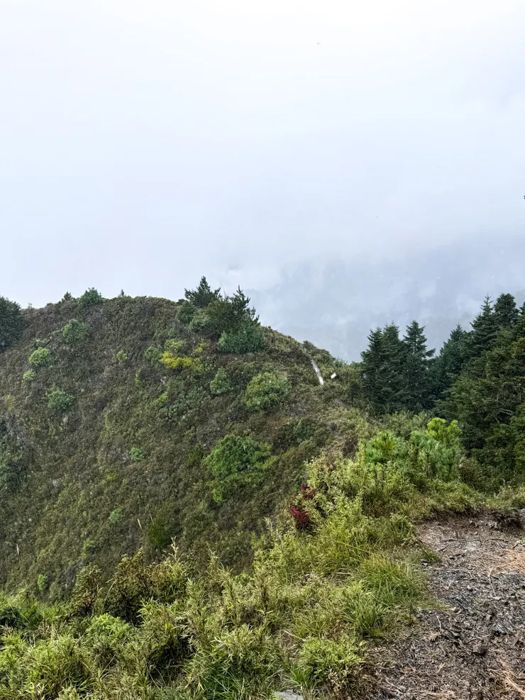 隊友回傳在3.8K平台休息。此時天空開始下去毛毛細雨。（細雨中的高山有點棒）