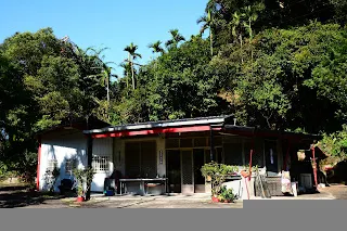 湖畔的一處佛堂是當地居民的聚會處