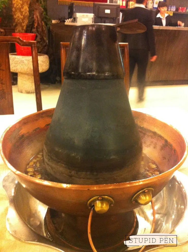 上來的銅鍋，中間管子裡面是炭