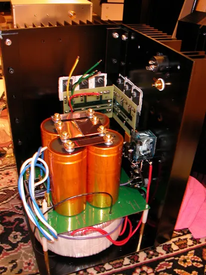 變壓器上方設置電路板用來承載濾波電容，濾波電容以薄銅片連接