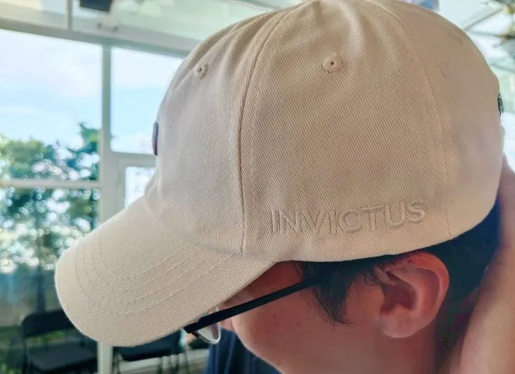 工作人員（親友團）帽子上都繡著INVICTUS...象徵冠宇的精神，如打不倒的勇者。