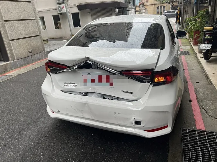 整個後車箱都潰縮進去了...