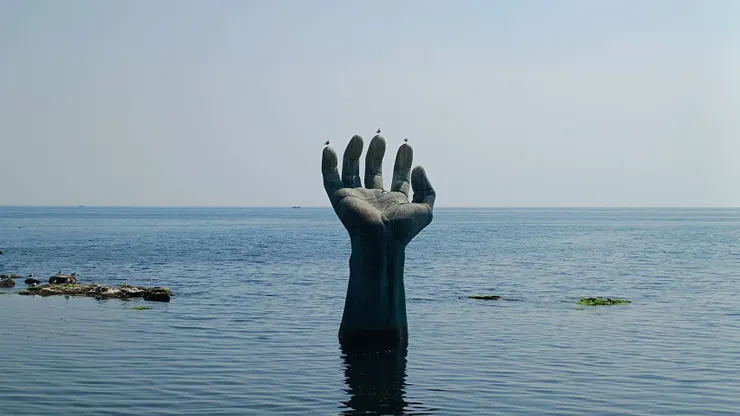 相生之手,海上及陸上各有一個