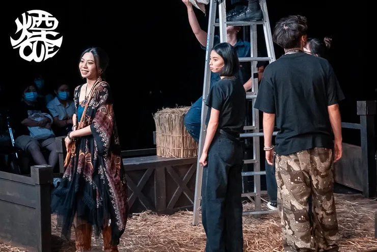 以劇場、表演空間為主場景，線性呈現一齣戲由進場伊始，架燈、布景、定位、祭臺、整排、演出、謝幕，直到撤臺退場。（圖片來源：https://www.facebook.com/yi.dong.castle）