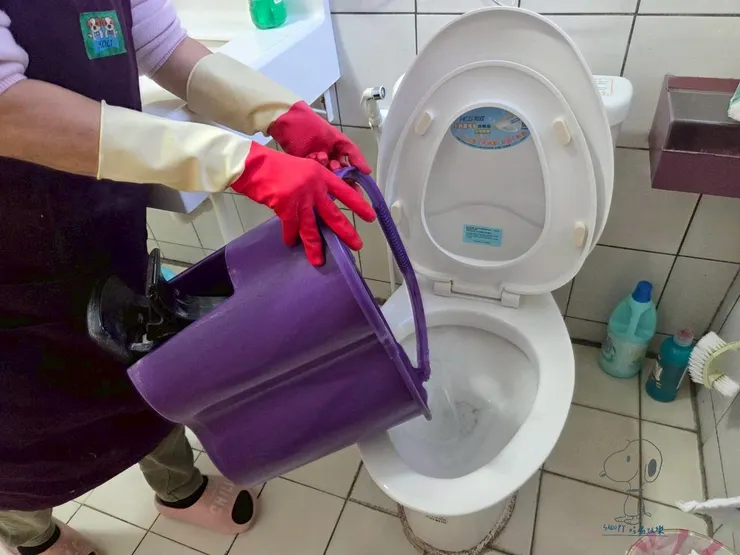 拖地水不倒馬桶，也實在不知道倒哪裡