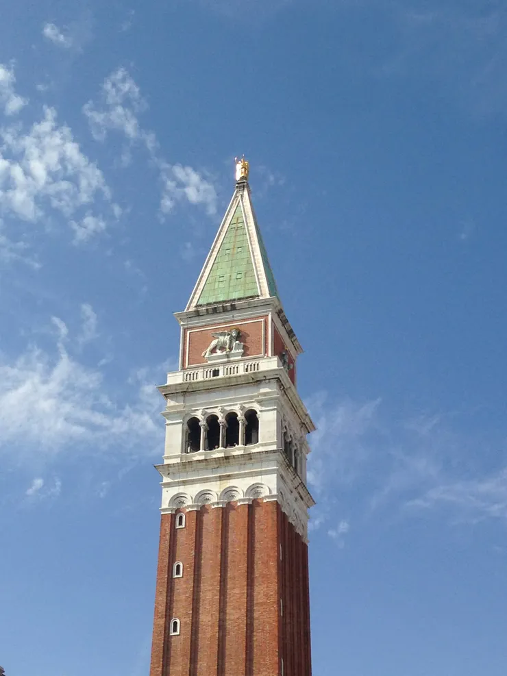 回到大廣場,再來看一眼這座地標