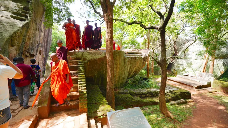 獅子岩層作為僧侶修行處所