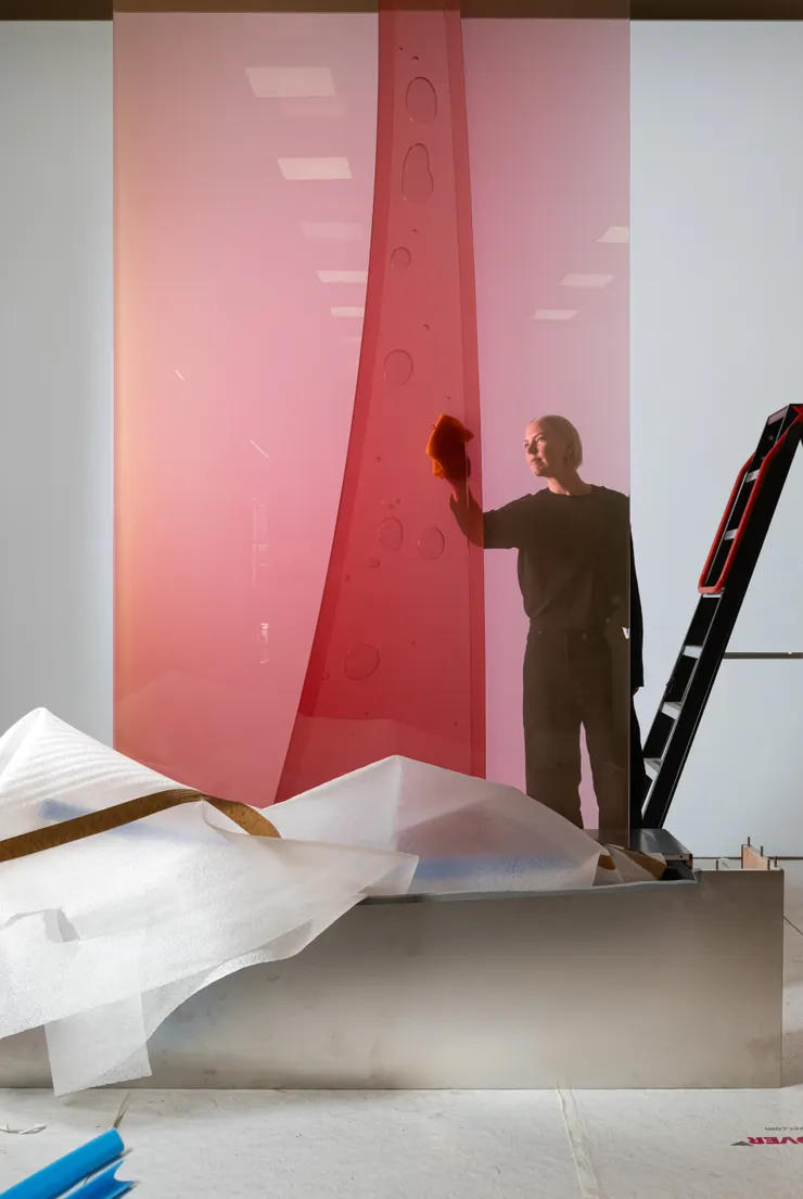 在 Salone Raritas 準備中的設計師 Sabine_©Monica Spezia