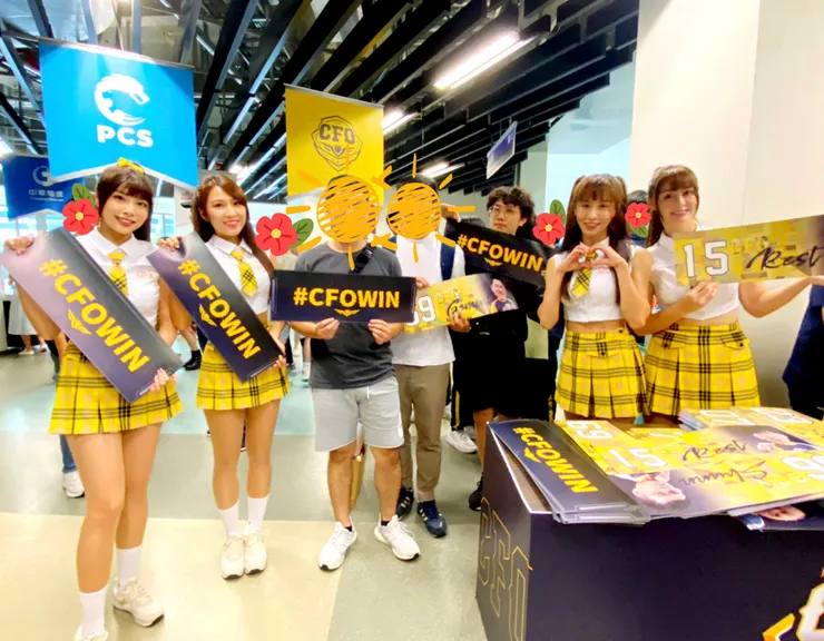 商城消費滿兩千才能合照，考慮到爪爪好朋友生日過了都還沒送禮物，就幫他湊滿圓個合照，但實在是太香了就只好擠進來一起拍。。。