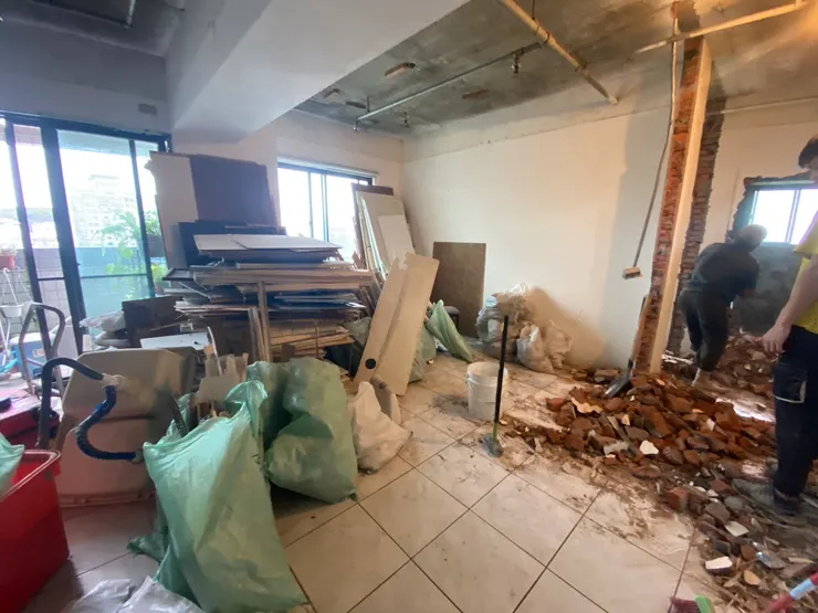 看到這個拆到很徹底的舊房子，既覺得過癮也覺得驚心啊！如果無法還原，就是噩夢了！