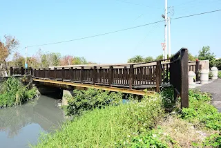 跨越東溝排水的橋，可見設有一座橋墩和鋼板(溪湖へ)