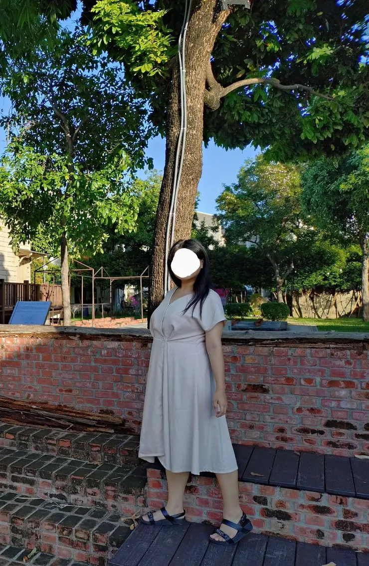 腰線被手貼住的側身正面