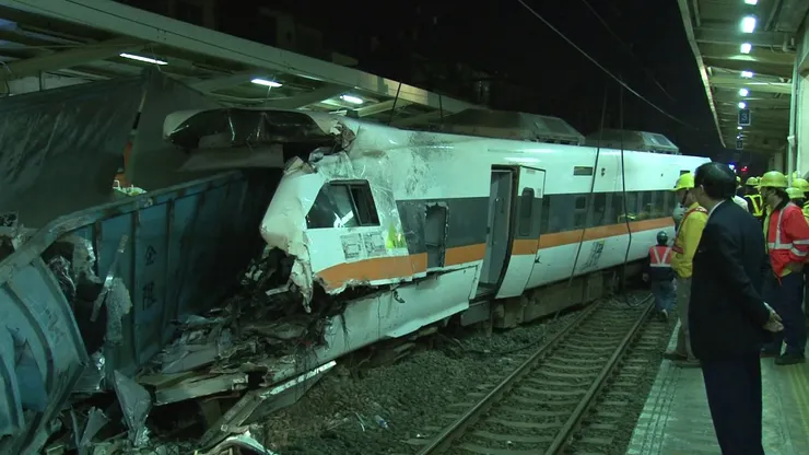 車頭全毀，力道驚人 圖片來源:網路