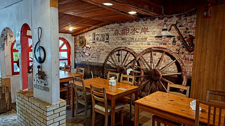 進入咖啡館後的室內座位區