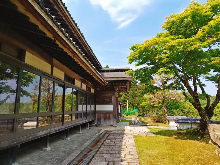 成相寺本堂旁的屋宅