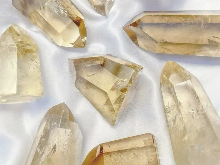 天然黃水晶是淡黃色