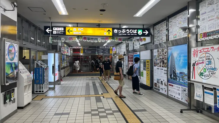 地鐵東西線代表色是橘色，指標看起來滿顯眼。