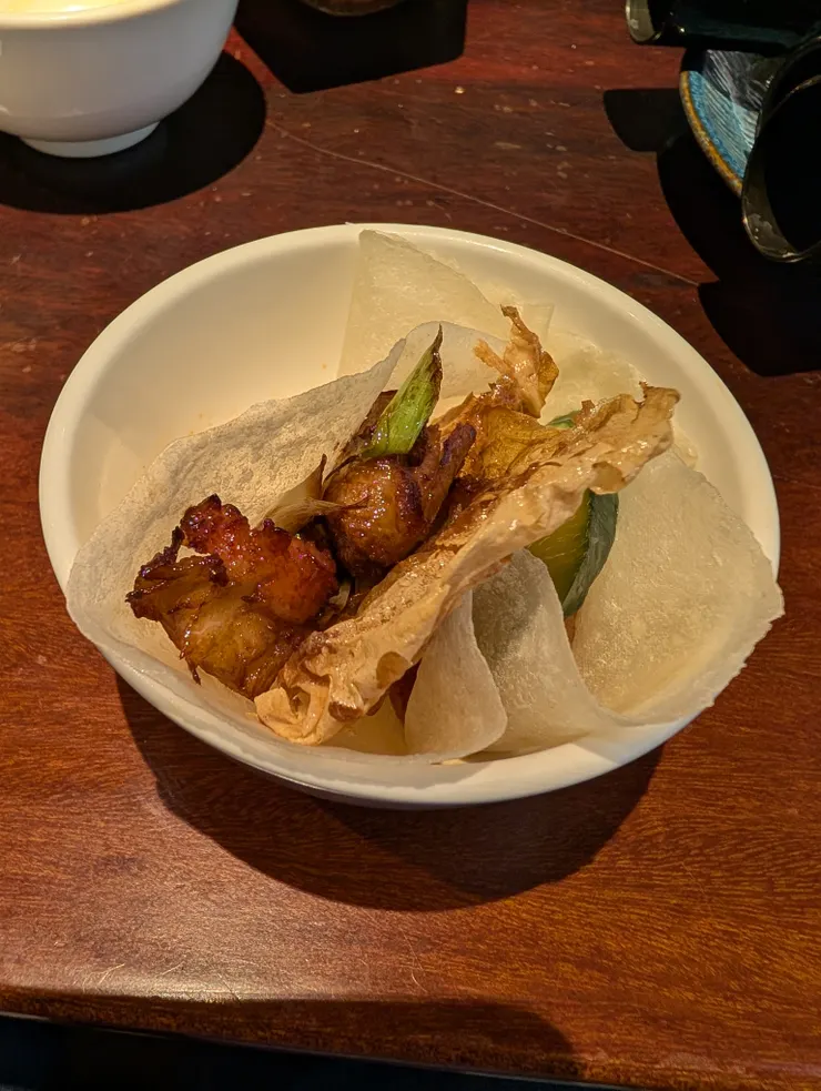 餅皮包好的法式烤片鴨佐辣肉雙拼