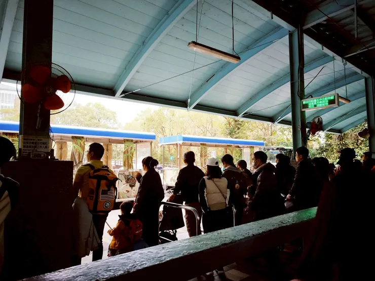 排隊人潮蠻多的，但大約2~3分鐘就有一班