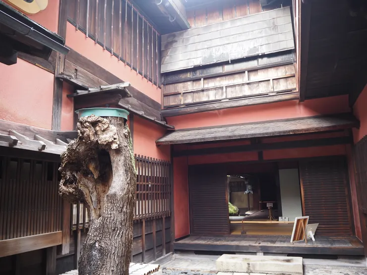 入口處客人用門